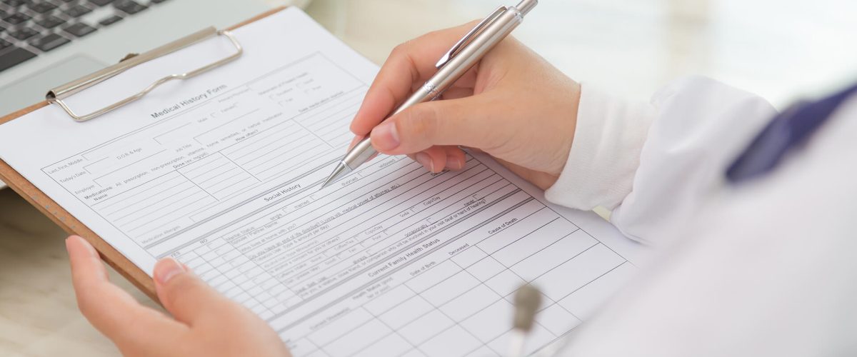 mb-pericias-mauricio-beck-close-up-das-maos-medico-com-prancheta-e-caneta-otz